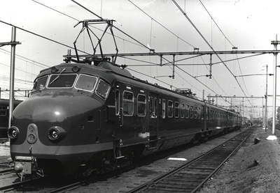 807486 Afbeelding van het electrische treinstel nr. 711 (plan F, mat. 1954) van de N.S. te Utrecht.